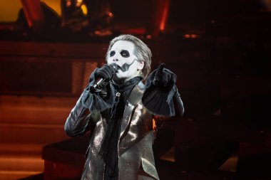 Ghost grubu, Clarkston, Michigan 'daki Pine Knob Music Theater' da özel konuk Amon Amarth ile canlı performans sergiliyor.