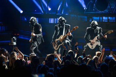 Ghost grubu, Clarkston, Michigan 'daki Pine Knob Music Theater' da özel konuk Amon Amarth ile canlı performans sergiliyor.