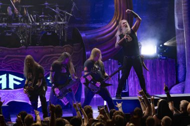 Amon Amarth grubu, Michigan, Clarkston 'daki Pine Knob Music Theater' da Ghost için özel konuk olarak sahne alıyor.