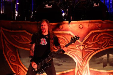 Amon Amarth grubu, Michigan, Clarkston 'daki Pine Knob Music Theater' da Ghost için özel konuk olarak sahne alıyor.