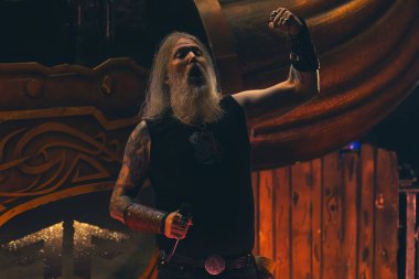 Amon Amarth grubu, Michigan, Clarkston 'daki Pine Knob Music Theater' da Ghost için özel konuk olarak sahne alıyor.