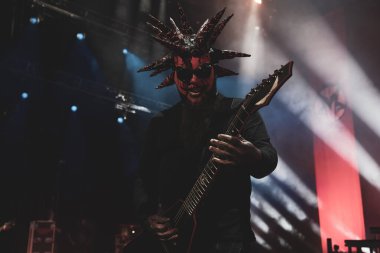 Mudvayne 6 Ağustos 2023 'te Clarkston, Michigan' daki Pine Knob Music Theater 'da canlı performans sergiliyor.