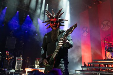 Mudvayne 6 Ağustos 2023 'te Clarkston, Michigan' daki Pine Knob Music Theater 'da canlı performans sergiliyor.