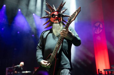 Mudvayne 6 Ağustos 2023 'te Clarkston, Michigan' daki Pine Knob Music Theater 'da canlı performans sergiliyor.