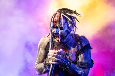 Mudvayne 6 Ağustos 2023 'te Clarkston, Michigan' daki Pine Knob Music Theater 'da canlı performans sergiliyor.