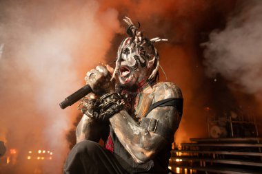 Mudvayne 6 Ağustos 2023 'te Clarkston, Michigan' daki Pine Knob Music Theater 'da canlı performans sergiliyor.