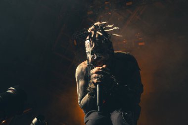 Mudvayne 6 Ağustos 2023 'te Clarkston, Michigan' daki Pine Knob Music Theater 'da canlı performans sergiliyor.