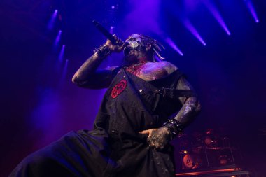 Mudvayne 6 Ağustos 2023 'te Clarkston, Michigan' daki Pine Knob Music Theater 'da canlı performans sergiliyor.