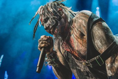 Mudvayne 6 Ağustos 2023 'te Clarkston, Michigan' daki Pine Knob Music Theater 'da canlı performans sergiliyor.
