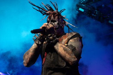 Mudvayne 6 Ağustos 2023 'te Clarkston, Michigan' daki Pine Knob Music Theater 'da canlı performans sergiliyor.