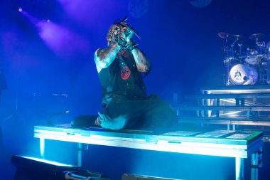 Mudvayne 6 Ağustos 2023 'te Clarkston, Michigan' daki Pine Knob Music Theater 'da canlı performans sergiliyor.