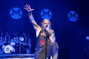 Mudvayne 6 Ağustos 2023 'te Clarkston, Michigan' daki Pine Knob Music Theater 'da canlı performans sergiliyor.