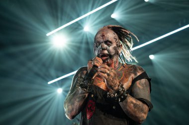 Mudvayne 6 Ağustos 2023 'te Clarkston, Michigan' daki Pine Knob Music Theater 'da canlı performans sergiliyor.