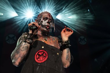 Mudvayne 6 Ağustos 2023 'te Clarkston, Michigan' daki Pine Knob Music Theater 'da canlı performans sergiliyor.