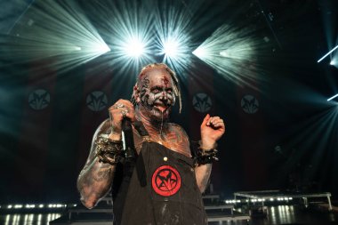 Mudvayne 6 Ağustos 2023 'te Clarkston, Michigan' daki Pine Knob Music Theater 'da canlı performans sergiliyor.
