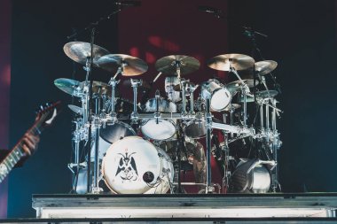 Mudvayne 6 Ağustos 2023 'te Clarkston, Michigan' daki Pine Knob Music Theater 'da canlı performans sergiliyor.