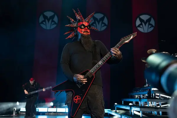 Mudvayne 6 Ağustos 2023 'te Clarkston, Michigan' daki Pine Knob Music Theater 'da canlı performans sergiliyor.