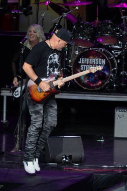 Jefferson Starship grubu, Clarkston, Michigan 'daki Pine Knob Music Theater' da Bret Michaels için özel konuk olarak sahne almaktadır.