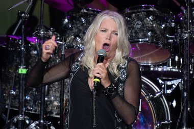 Jefferson Starship grubu, Clarkston, Michigan 'daki Pine Knob Music Theater' da Bret Michaels için özel konuk olarak sahne almaktadır.