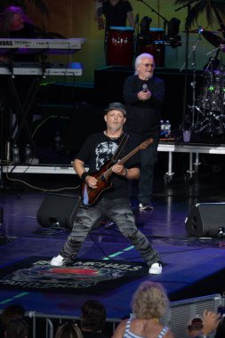 Jefferson Starship grubu, Clarkston, Michigan 'daki Pine Knob Music Theater' da Bret Michaels için özel konuk olarak sahne almaktadır.