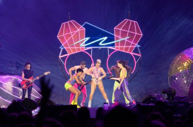 NK, 16 Ağustos 2023 'te Detroit, Michigan' daki Comerica Park 'ta özel konuk Brandi Carlile ve Grouplove ile canlı performans sergiliyor.