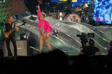 NK, 16 Ağustos 2023 'te Detroit, Michigan' daki Comerica Park 'ta özel konuk Brandi Carlile ve Grouplove ile canlı performans sergiliyor.