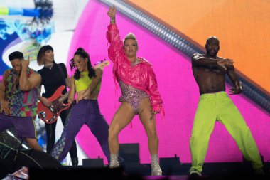 NK, 16 Ağustos 2023 'te Detroit, Michigan' daki Comerica Park 'ta özel konuk Brandi Carlile ve Grouplove ile canlı performans sergiliyor.