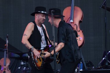 Brandi Carlile 8-16-2023 tarihlerinde Detroit, Michigan 'daki P-NK için Comerica Park' ta özel konuk olarak sahne alıyor.