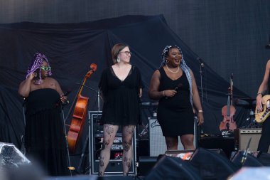 Brandi Carlile 8-16-2023 tarihlerinde Detroit, Michigan 'daki P-NK için Comerica Park' ta özel konuk olarak sahne alıyor.