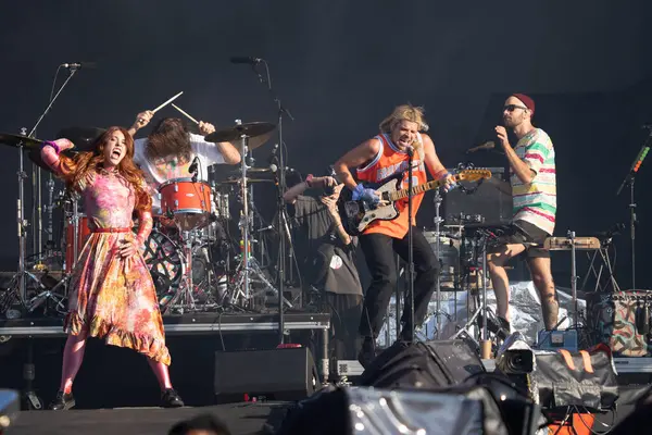 Grup aşkı 8-16-2023 tarihlerinde Detroit, Michigan 'daki P-NK için Comerica Park' ta özel konuk olarak sahne aldı.