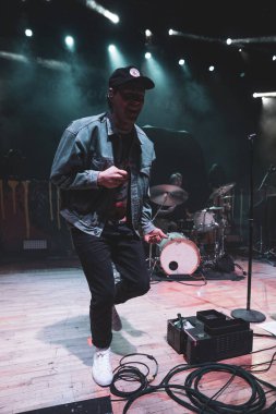 Detroit, Michigan 'daki Royal Oak Music Theater' da 3-18-2023 'te Pop Evil ile çalmaktan kaçının.