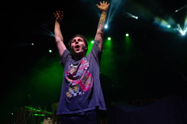 Detroit, Michigan 'daki Royal Oak Music Theater' da 3-18-2023 'te Pop Evil ile çalmaktan kaçının.