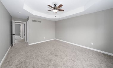 Eski ev, profesyonel olarak döşenmiş ve yeni boyanmış halılarla yenilenir.