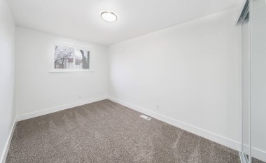 Eski ev yeni halı ve boyalarla yenilendi.