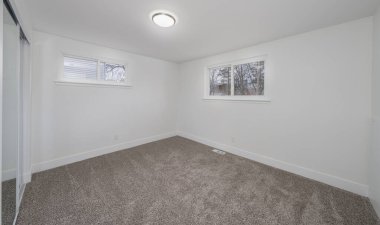 Eski ev yeni halı ve boyalarla yenilendi.