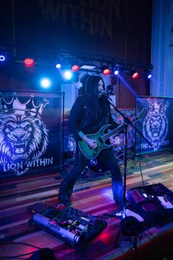 Lion Within Detroit, Michigan 'daki Odd Fellows Conert Lounge' da canlı performans sergiliyor.