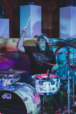 Lion Within Detroit, Michigan 'daki Odd Fellows Conert Lounge' da canlı performans sergiliyor.