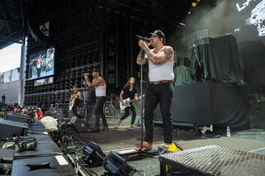  Lakeview, Staind and Breaking Benjamin 'in özel konuğu olarak Pine Knob Music Theater' da canlı performans sergiliyor.