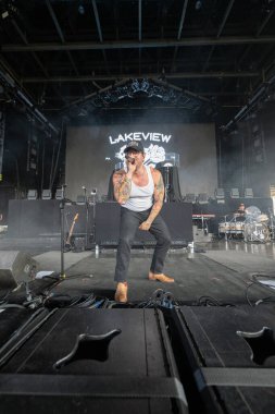  Lakeview, Staind and Breaking Benjamin 'in özel konuğu olarak Pine Knob Music Theater' da canlı performans sergiliyor.