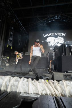  Lakeview, Staind and Breaking Benjamin 'in özel konuğu olarak Pine Knob Music Theater' da canlı performans sergiliyor.