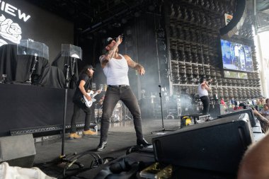  Lakeview, Staind and Breaking Benjamin 'in özel konuğu olarak Pine Knob Music Theater' da canlı performans sergiliyor.