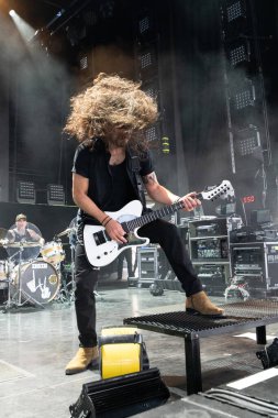  Lakeview, Staind and Breaking Benjamin 'in özel konuğu olarak Pine Knob Music Theater' da canlı performans sergiliyor.