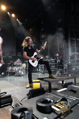  Lakeview, Staind and Breaking Benjamin 'in özel konuğu olarak Pine Knob Music Theater' da canlı performans sergiliyor.