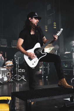  Lakeview, Staind and Breaking Benjamin 'in özel konuğu olarak Pine Knob Music Theater' da canlı performans sergiliyor.