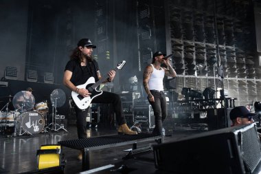  Lakeview, Staind and Breaking Benjamin 'in özel konuğu olarak Pine Knob Music Theater' da canlı performans sergiliyor.