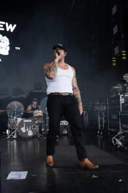  Lakeview, Staind and Breaking Benjamin 'in özel konuğu olarak Pine Knob Music Theater' da canlı performans sergiliyor.