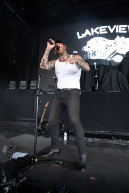  Lakeview, Staind and Breaking Benjamin 'in özel konuğu olarak Pine Knob Music Theater' da canlı performans sergiliyor.