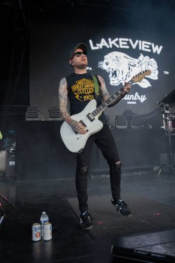  Lakeview, Staind and Breaking Benjamin 'in özel konuğu olarak Pine Knob Music Theater' da canlı performans sergiliyor.