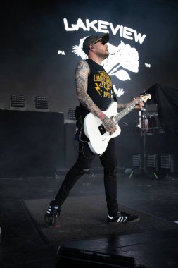  Lakeview, Staind and Breaking Benjamin 'in özel konuğu olarak Pine Knob Music Theater' da canlı performans sergiliyor.