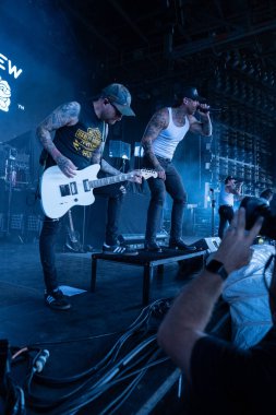  Lakeview, Staind and Breaking Benjamin 'in özel konuğu olarak Pine Knob Music Theater' da canlı performans sergiliyor.